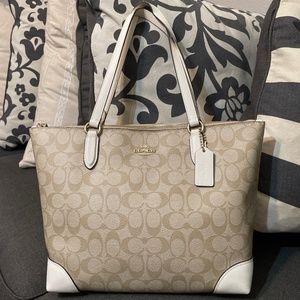 Signature Coach Shoulder bag-cream